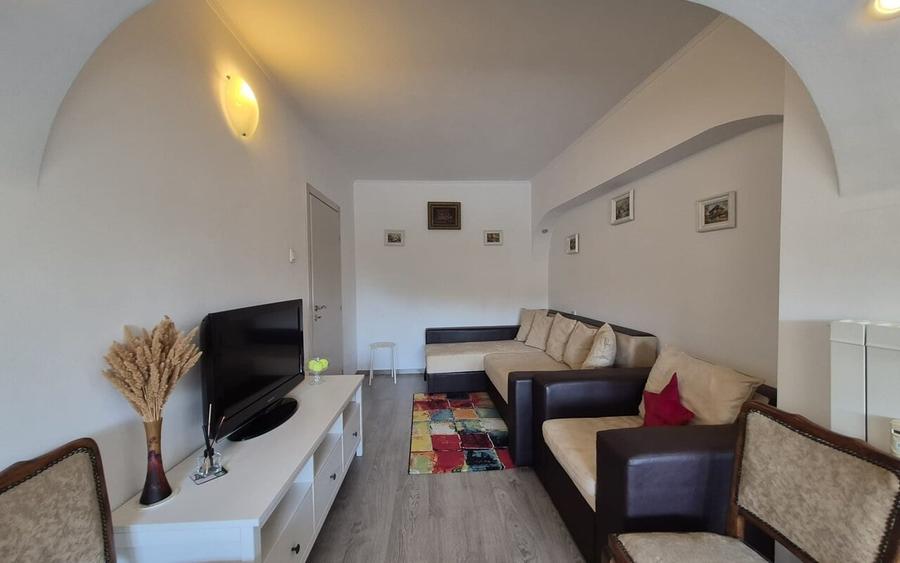 Apartament cu 3 camere decomandat, mobilat în P-ța Alba Iulia