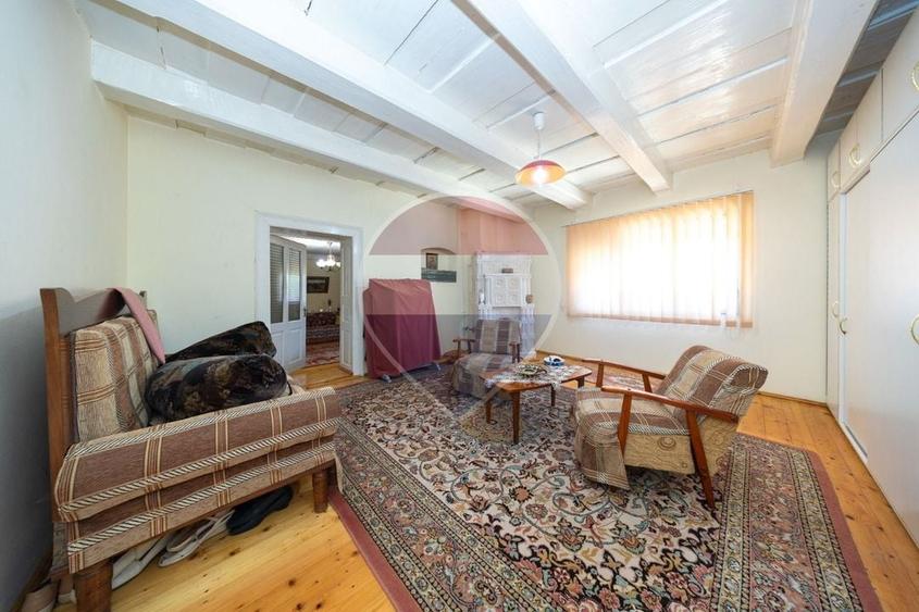 Casă individuală cu 6 camere cu Teren 1900 Mp în Central