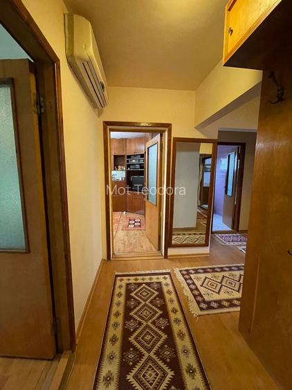 Se cauta 1 fata sau 2 fete pentru un apartament cu 4 camere 86 mp