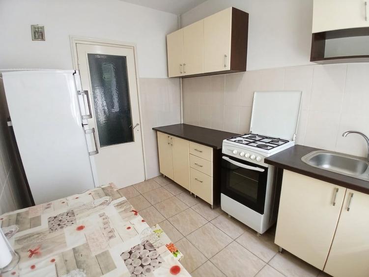 Apartament cu 2 camere semidecomandat, mobilat în Tătărași