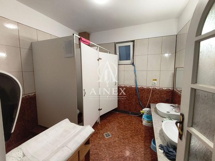 Casă individuală cu 8 camere cu Canalizare în Lipovei