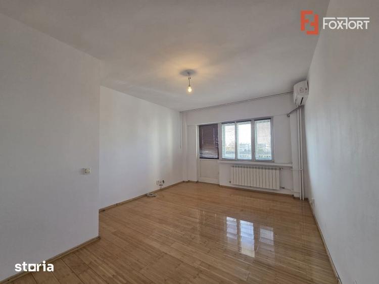 Apartament cu 4 camere decomandat în Intim