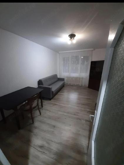 Apartament cu 3 camere decomandat în Cornișa