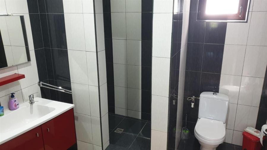 Casă individuală cu 3 camere cu Canalizare în Chiscani