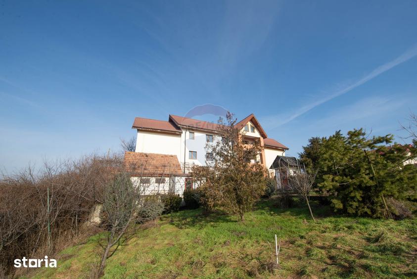 Casă cu 8 camere cu Teren 1395 Mp în Glina