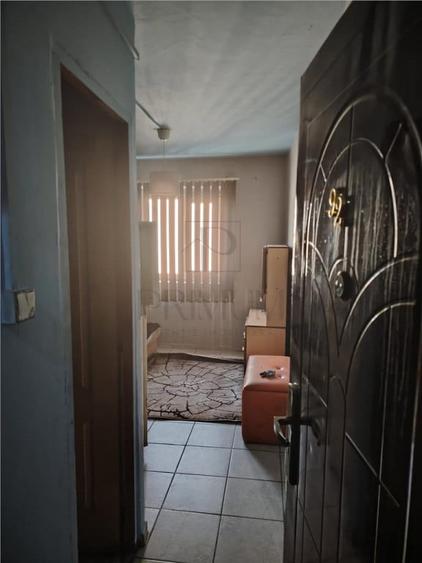 Garsonieră decomandată în Girocului