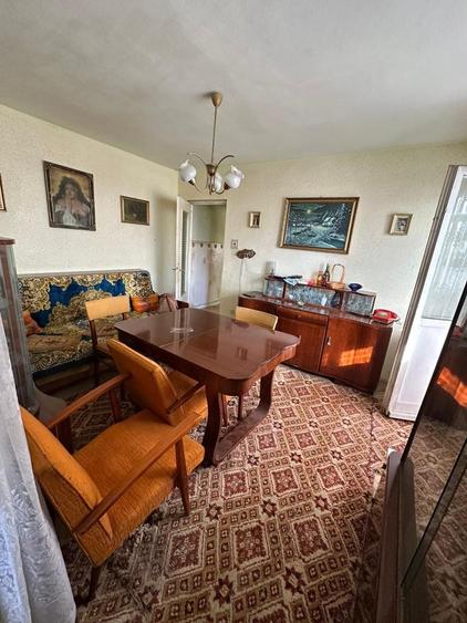 Apartament cu 4 camere semidecomandat în Cetate
