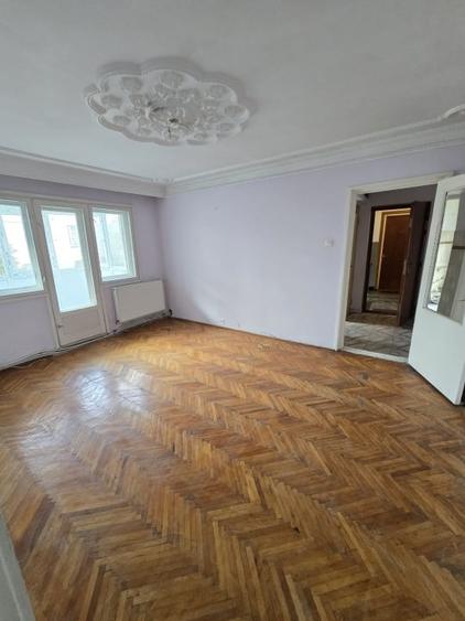 Apartament cu 3 camere semidecomandat în Mioriței