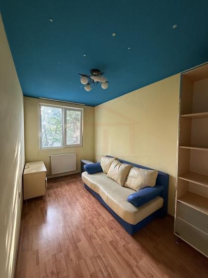 Apartament cu 3 camere semidecomandat, mobilat în Central