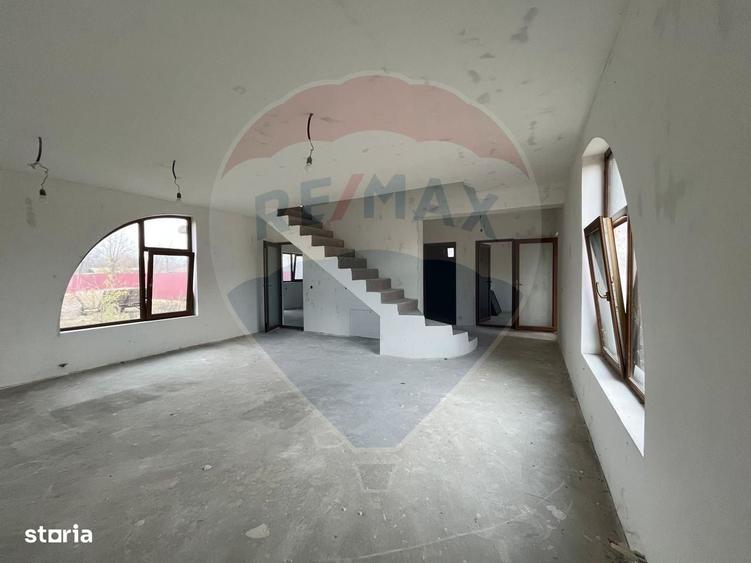 Casă cu 4 camere decomandat în Boteni