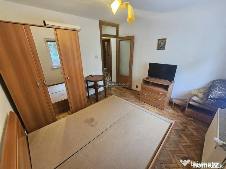 Apartament cu 3 camere decomandat, mobilat în Micro IV