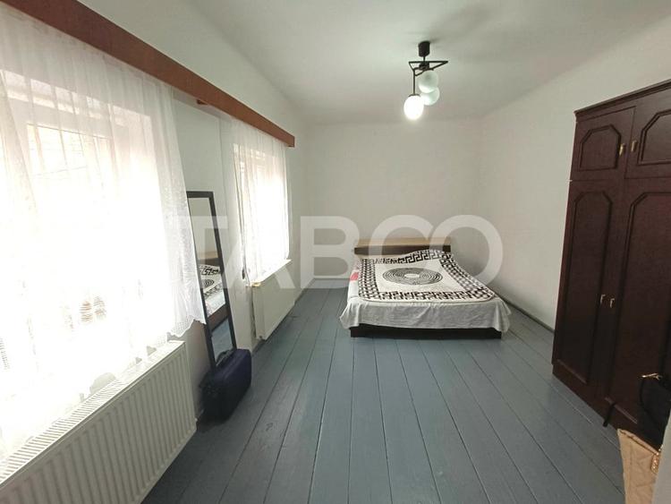 Apartament cu 3 camere semidecomandat, mobilat în Orașul de Jos