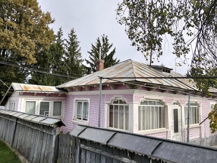 Casă cu 5 camere cu Teren 2700 Mp în Dochia