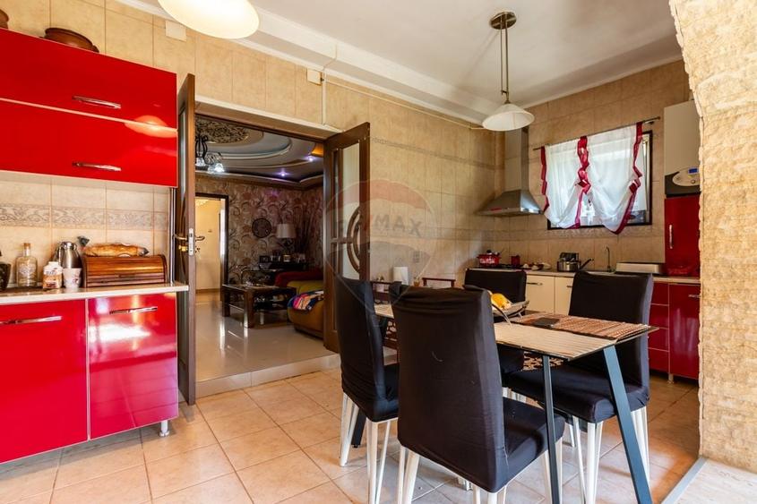 Casă individuală cu 6 camere cu Teren 469 Mp în Central