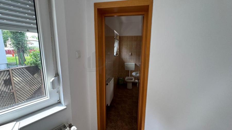 Casă individuală cu 10 camere cu Teren 402 Mp în Lacul Tei