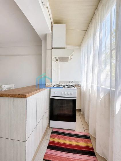 Apartament cu 3 camere semidecomandat în Buziașului
