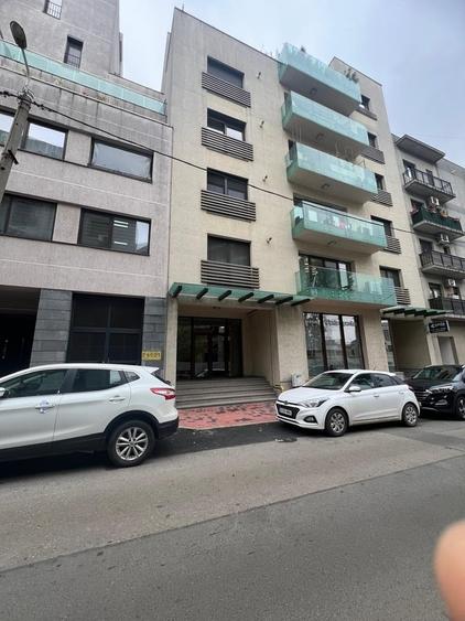 Apartament cu 3 camere decomandat în Vitan