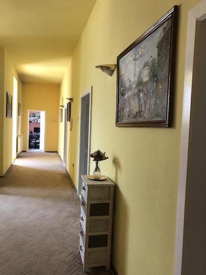 Casă individuală cu 8 camere cu Canalizare în Central
