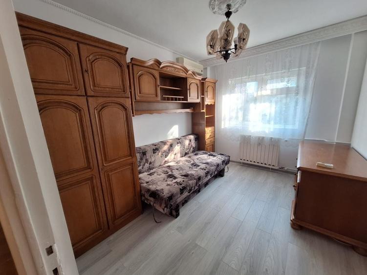 Apartament cu 3 camere decomandat în Dristor