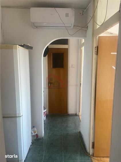Apartament cu 4 camere decomandat în Tei