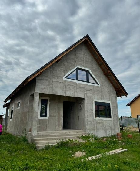 Casă cu 4 camere cu Teren 500 Mp în Șimian