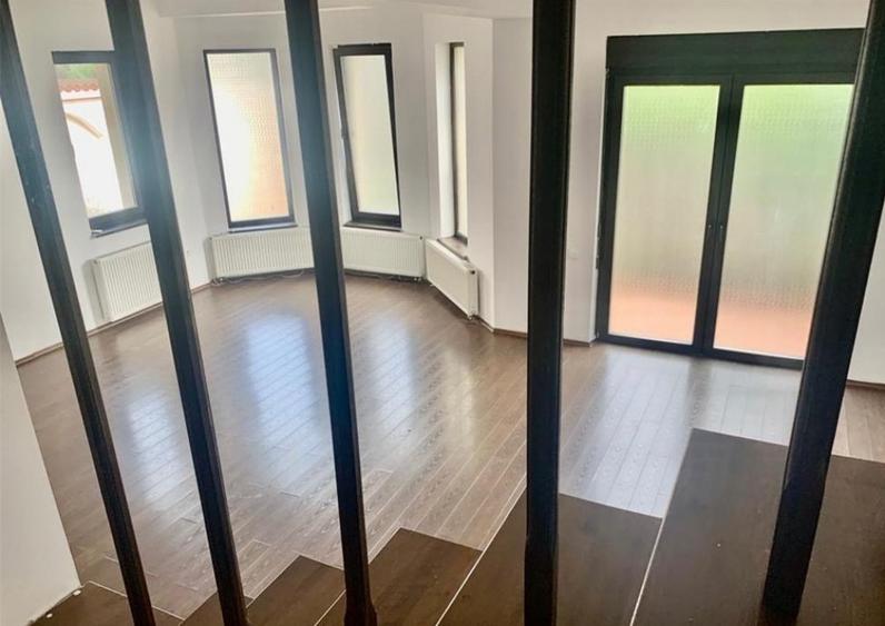 Casă cu 5 camere cu Teren 300 Mp în Brâncoveanu
