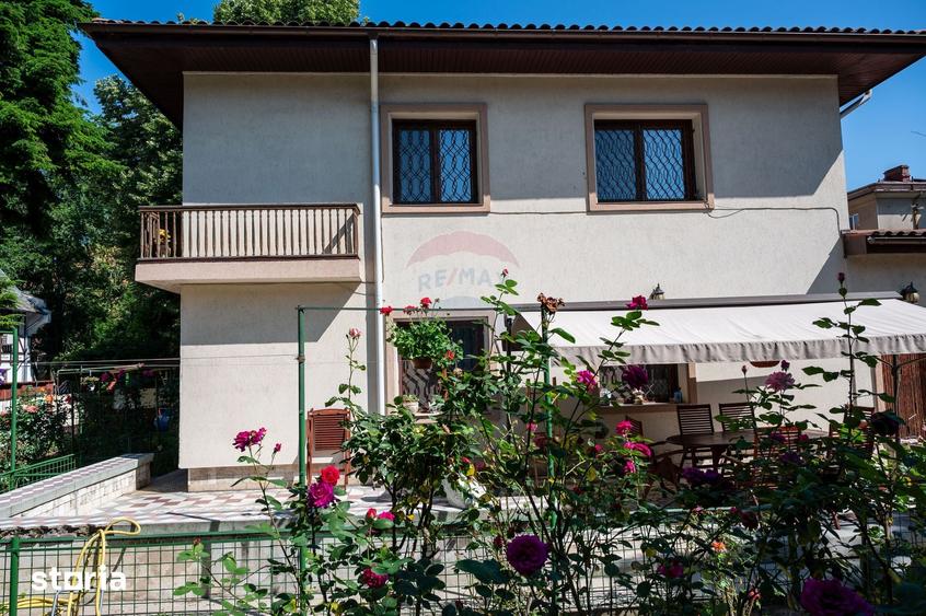 Casă cu 8 camere cu Teren 524 Mp în Aviatorilor