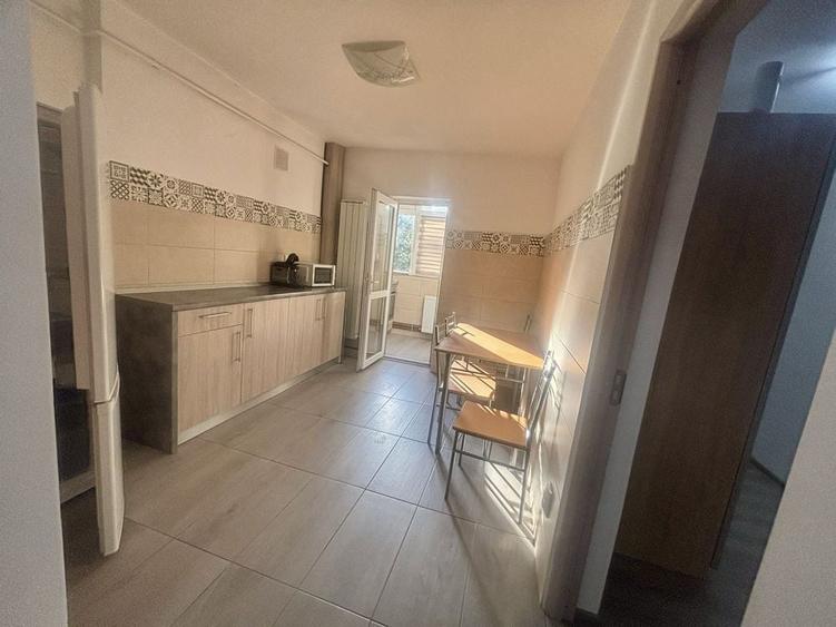 Apartament cu 2 camere semidecomandat în Craiovița Nouă