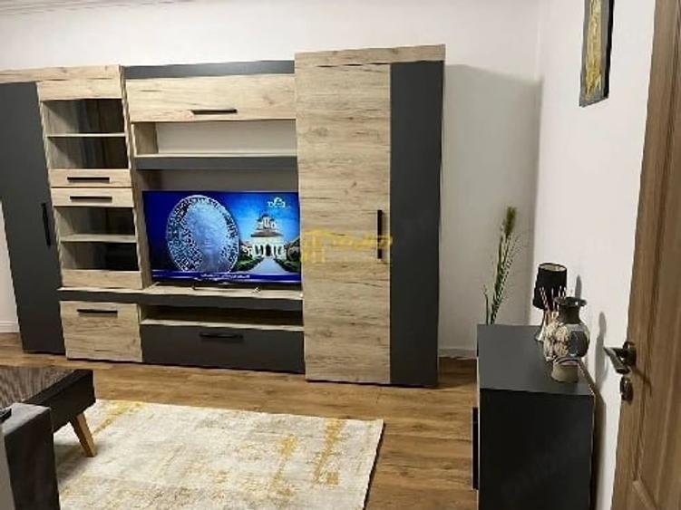 Apartament cu 3 camere decomandat în Podul de Fier