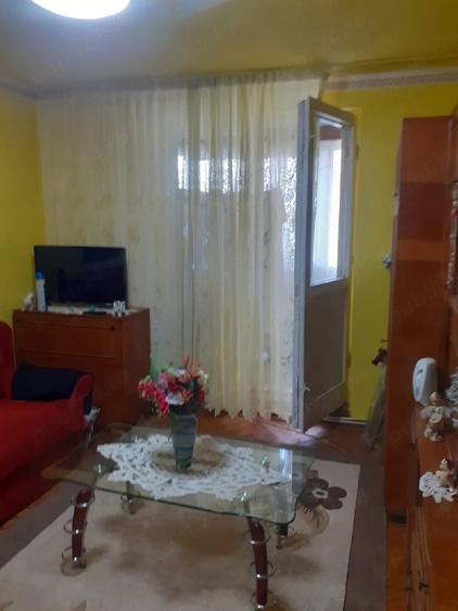 Apartament cu 2 camere decomandat în Petros