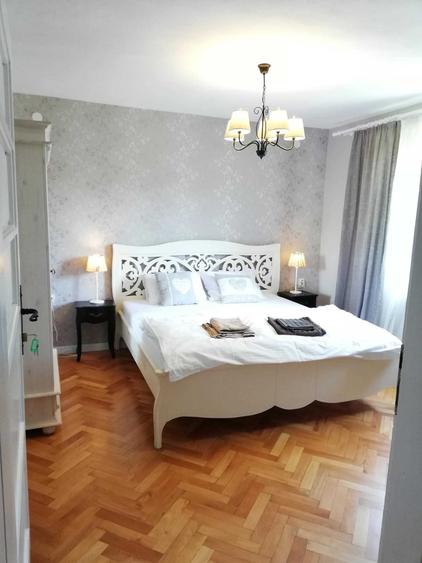 Apartament cu 3 camere decomandat în Exterior Vest