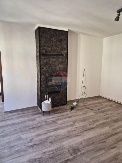 Casă individuală cu 21 camere cu Teren 966 Mp în Central