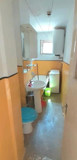 Apartament cu 3 camere semidecomandat în Moroasa 2