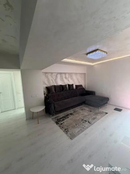 Apartament cu 3 camere semidecomandat în Independenței