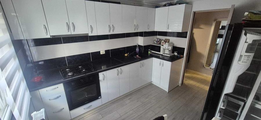 Apartament cu 3 camere semidecomandat în Central