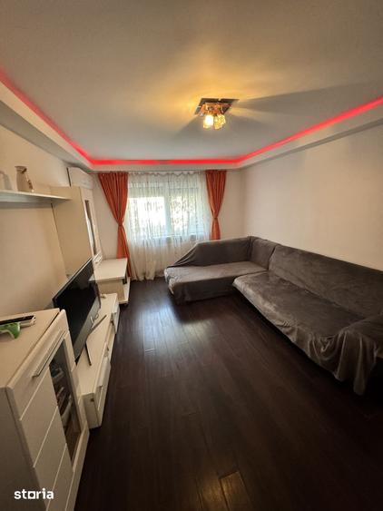 Apartament cu 3 camere decomandat în Far
