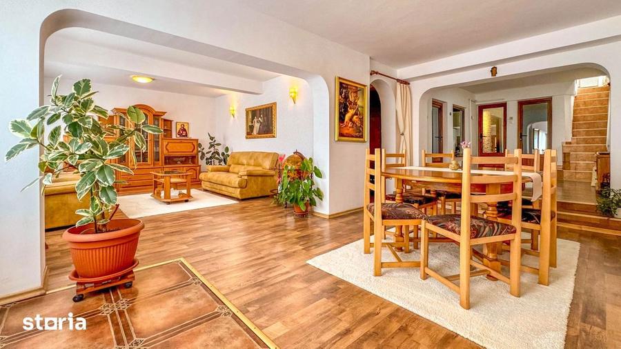 Casă cu 10 camere cu Teren 1422 Mp în Central