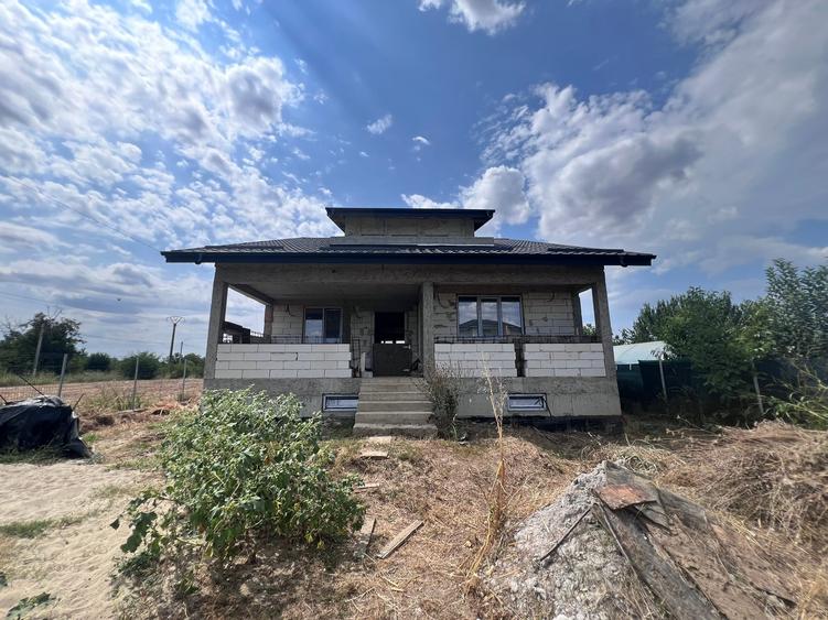 Casă individuală cu 9 camere cu Teren 1160 Mp în 1 Decembrie