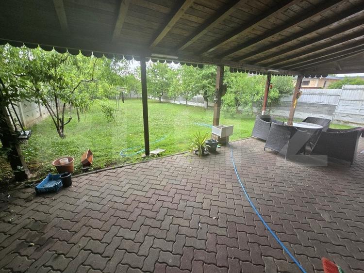 Casă individuală cu 9 camere cu Canalizare în Cetate