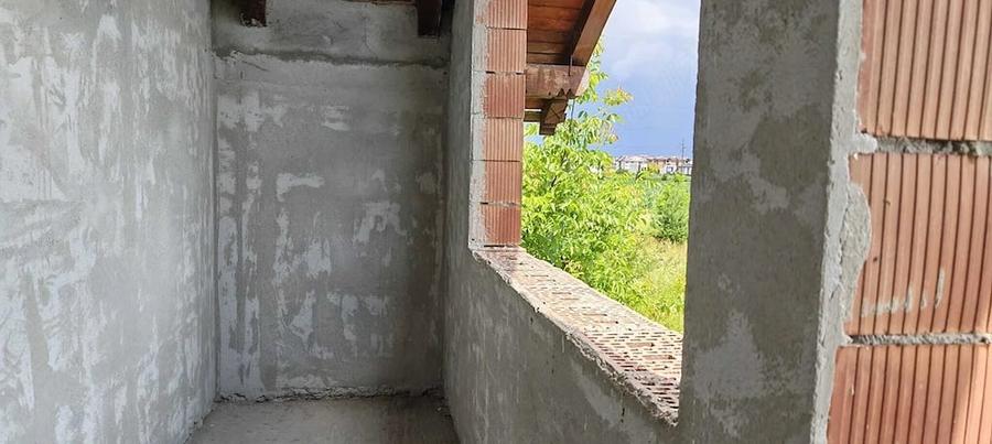 Casă cu 4 camere cu Teren 730 Mp în Sânpetru