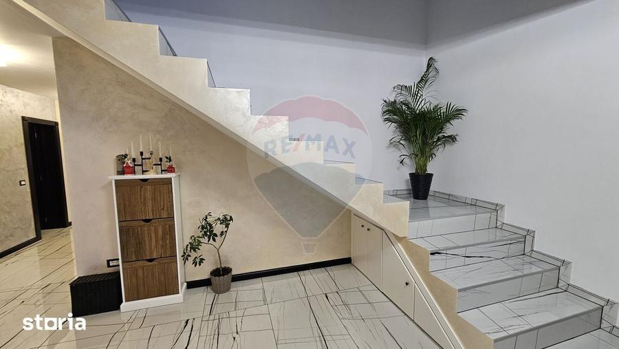 Casă cu 5 camere cu Teren 2500 Mp în Moara
