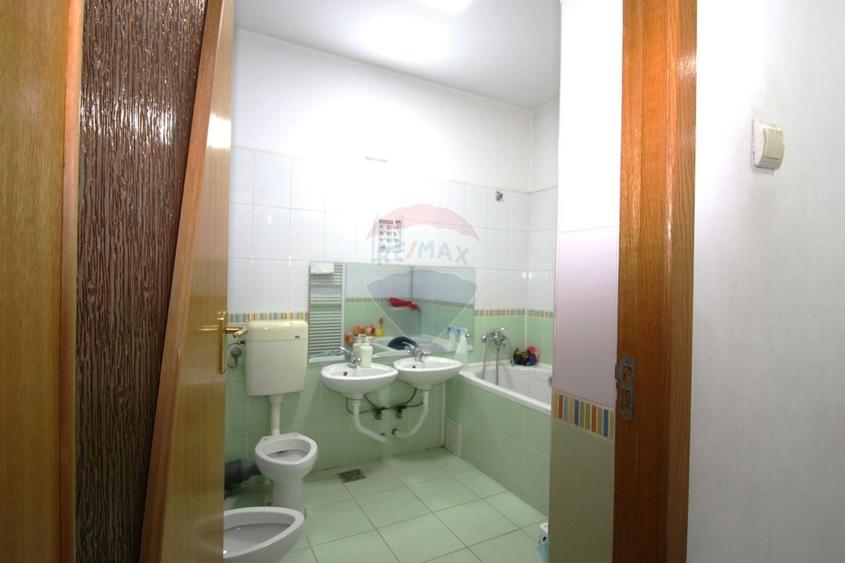 Casă individuală cu 7 camere cu Teren 245 Mp în Drumul Taberei