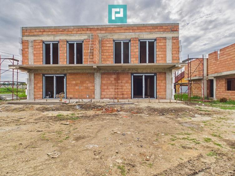 Duplex cu 4 camere cu Canalizare în Giarmata