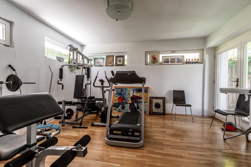 Casă individuală cu 5 camere cu Canalizare în Ultracentral