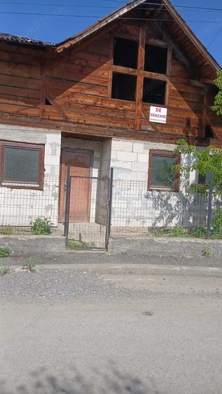 Casă cu 6 camere cu Teren 200 Mp în Central
