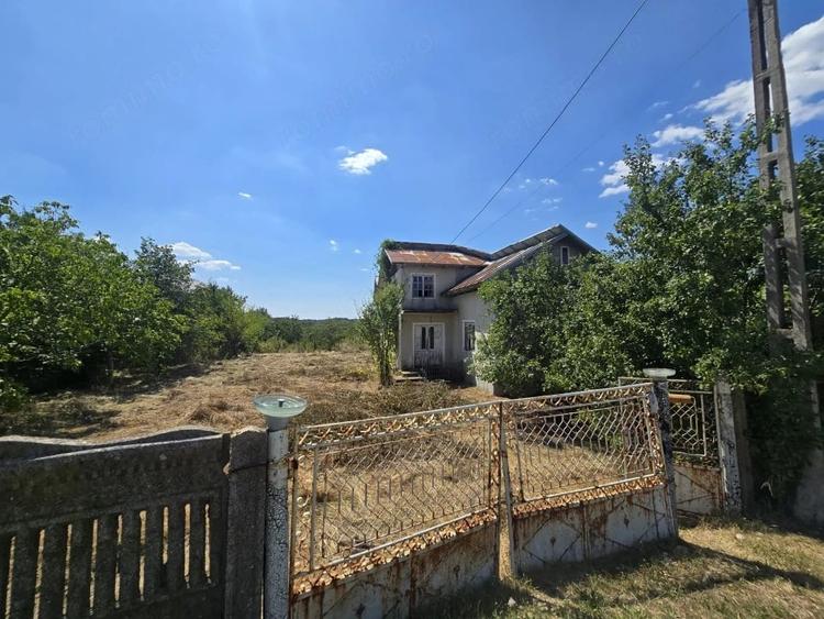 Teren de 3200 mp, în Albota