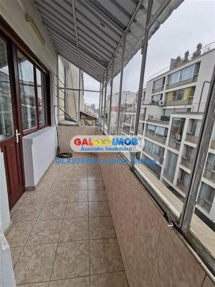 Apartament cu 4 camere decomandat, mobilat în Calea Victoriei