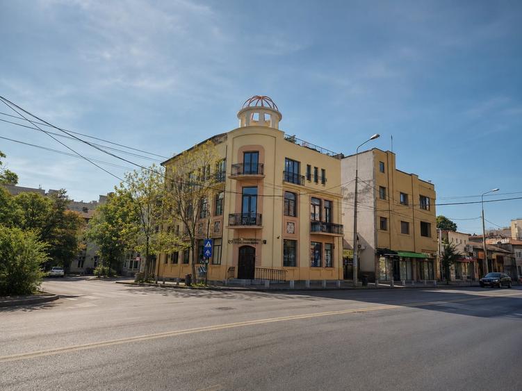 Apartament cu 4 camere decomandat în Cotroceni
