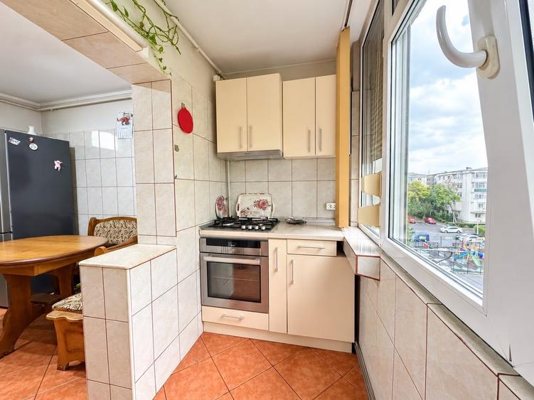 Apartament cu 3 camere decomandat, mobilat în Dacia
