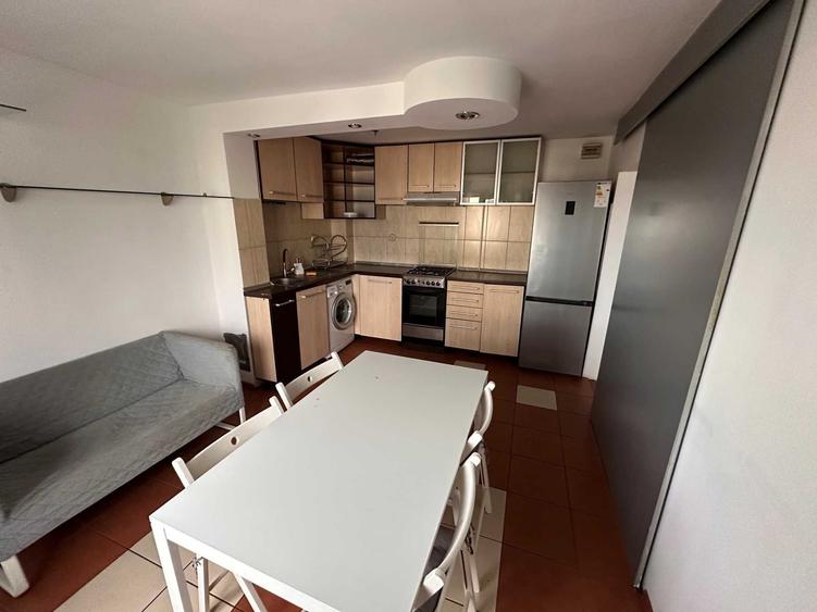 Apartament cu 3 camere decomandat, mobilat în Tei